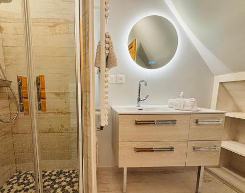 une salle de bain avec un lavabo et une douche dans l'établissement La maison à rayures - Centre historique, à Honfleur