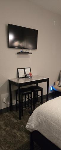 a desk in a room with a tv on the wall at Guesthouse/Casita Goodyear in Goodyear