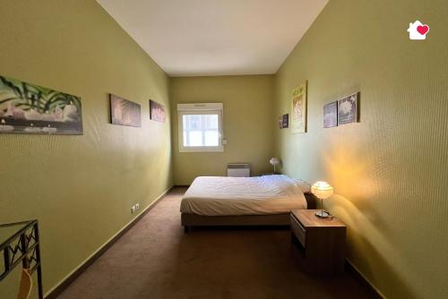 - une chambre avec un lit dans une pièce aux murs verts dans l'établissement Grand Appartement, idéal pour vous, en Hypercentre, à Troyes