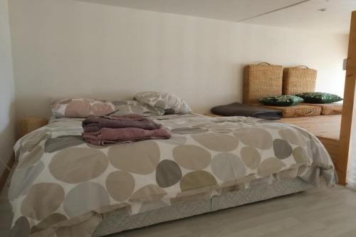 Katil atau katil-katil dalam bilik di Joli appartement vue imprenable sur la mer