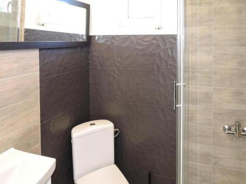 ein kleines Badezimmer mit Toilette und Dusche in der Unterkunft Bungalow in Kolczewo near Baltic Sea Beach in Kołczewo