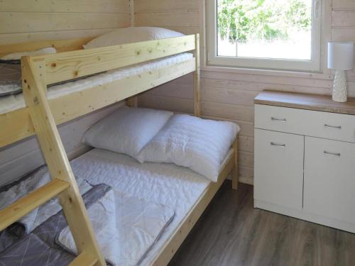 ein Schlafzimmer mit zwei Etagenbetten und einem Fenster in der Unterkunft Bungalow in Kolczewo near Baltic Sea Beach in Kołczewo