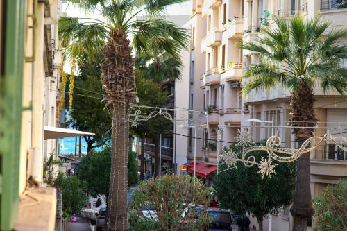 une rue de la ville avec des palmiers et une décoration de Noël dans l'établissement Beautiful and Cozy 3 bedrooms in Antibes, à Antibes