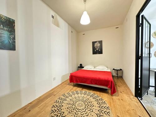 - une chambre avec un lit rouge et une couverture rouge dans l'établissement Appartement Centre Historique, à Montpellier