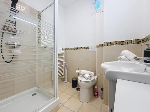 une salle de bain avec une douche, des toilettes et un lavabo dans l'établissement Nice Carlone Appart 6 pers, Clim, proche mer, transports, à Nice