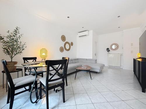 un salon avec un canapé, une table et des chaises dans l'établissement Nice Carlone Appart 6 pers, Clim, proche mer, transports, à Nice