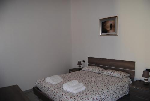 a bedroom with a bed with two towels on it at Casa da Giorgia in Lezzeno