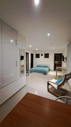 una camera da letto con un letto, un divano e una sedia di Studio Cruz Espia a Mindelo