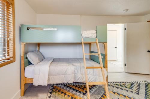 ティラムックにあるOceanside Escape with Stunning Views Walk to Beach!の部屋にある梯子付きの二段ベッド