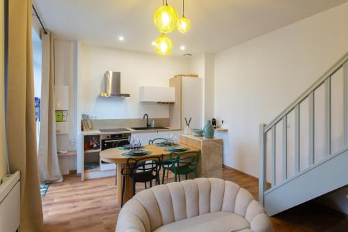 une cuisine et un salon avec une table et des chaises dans l'établissement Le Jules Verne - Cour et Parking privé, à Amiens