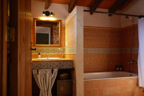 a bathroom with a sink and a tub and a mirror at Agroturismo Finca Son Pieras in Llucmajor