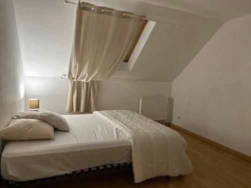 une chambre avec un lit blanc avec une fenêtre dans l'établissement On 22nd, à Colmar