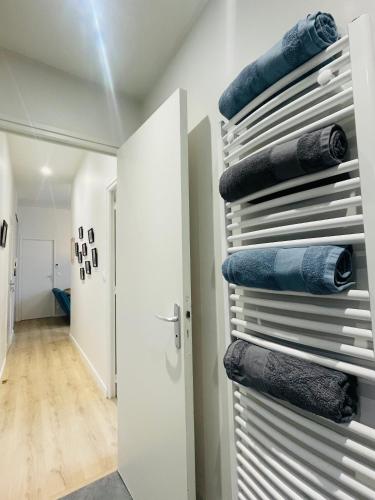 une pile de serviettes accrochées au mur dans une pièce dans l'établissement Charming flat ideal location, 2 bedroom 5 pers max, à Lille
