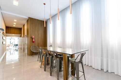 a dining room with a table and chairs at Apartamento centro/batel melhor localização da cidade in Curitiba