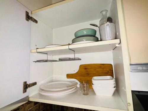 - une salle de bains avec des toilettes et des assiettes et des bols dans l'établissement Appartement Tour Eiffel Beaugrenelle Paris, à Paris