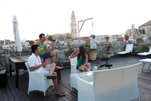 un grupo de personas sentadas en un techo en Azzurretta Guest House, en Lecce