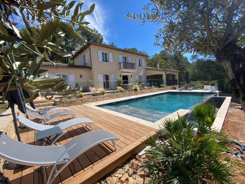 une villa avec piscine devant une maison dans l'établissement Bastide à Trans en Provence avec piscine et vue sur le massif des Maures, à Trans-en-Provence
