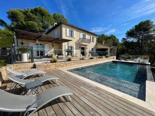 Bastide à Trans en Provence avec piscine et vue sur le massif des Maures