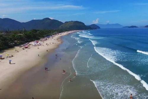 an aerial view of a beach with people on it at Pousada Hospedaria215 in Juquei