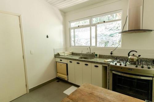 Η κουζίνα ή μικρή κουζίνα στο Refúgio no Jd. Botânico - Piscina, Sauna e Natureza