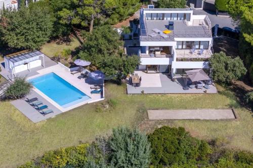 Beautiful 5 bedroom villa with sea view & pool