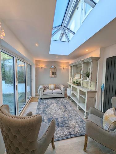 a living room with a skylight at South Coast Seaside Holiday Home -3 BED-GF-Sleeps 8-Free Parking-Walk to Beach-Private Garden- Families-Professional Groups-Contractors WELCOME in Bournemouth