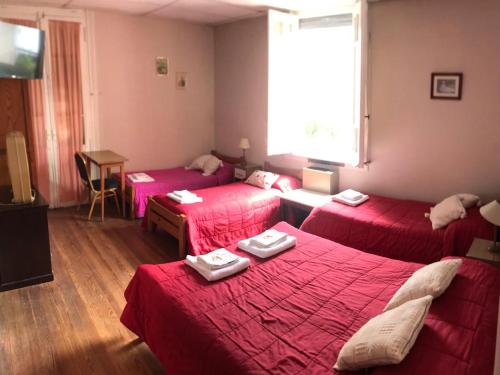 マル・デル・プラタにあるHotel Danteの赤いシーツが敷かれたベッド3台が備わる部屋