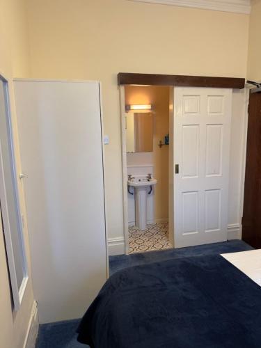 Кровать или кровати в номере Marlow Lodge