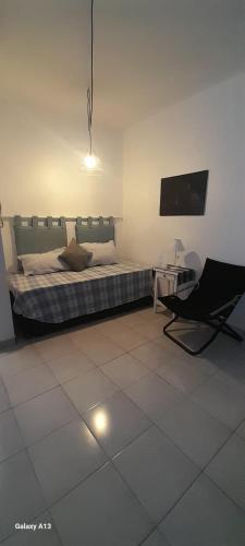 a bedroom with a bed and a tv and a chair at Departamento A&F II 1er piso Monoambiente 4 personas in San Fernando del Valle de Catamarca