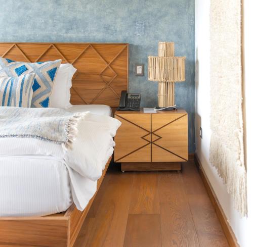 a bedroom with a bed and a desk with a phone on it at Hotel Casa Palopo in Santa Catarina Palopó
