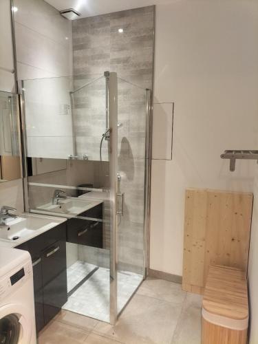 La salle de bains est pourvue d'une douche et de 2 lavabos. dans l'établissement La petite favière, à Cult