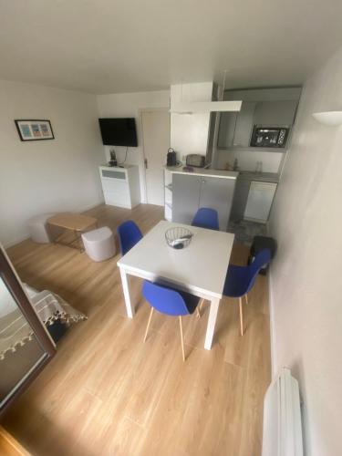 une cuisine et une salle à manger avec une table et des chaises dans l'établissement Meublé La Baule Plage Benoit, à La Baule