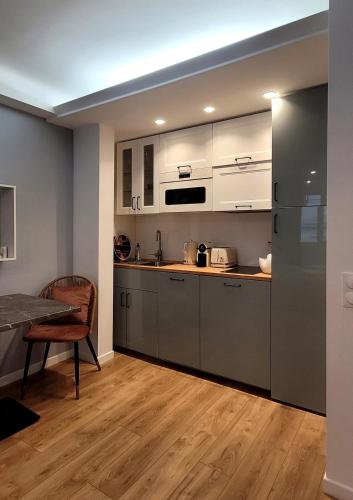 une cuisine avec des appareils en acier inoxydable et une table dans l'établissement Cozy studio in the heart of Cannes, à Cannes