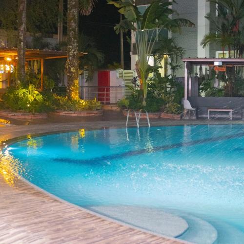 a swimming pool in a hotel at night at Hotel Wayra Club in Acacías