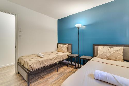 Katil atau katil-katil dalam bilik di Theater, Game Room and Lake Access Pocono Retreat