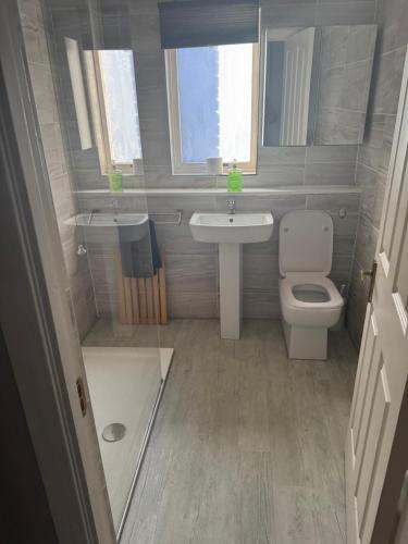 Un baño pequeño con lavabo e inodoro. en The Pleasance, en Edimburgo