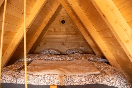 2 letti nella mansarda di una cabina in legno di Eco resort Nastja a Meždo