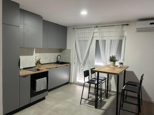 Kuchyň nebo kuchyňský kout v ubytování Apartment ANAA