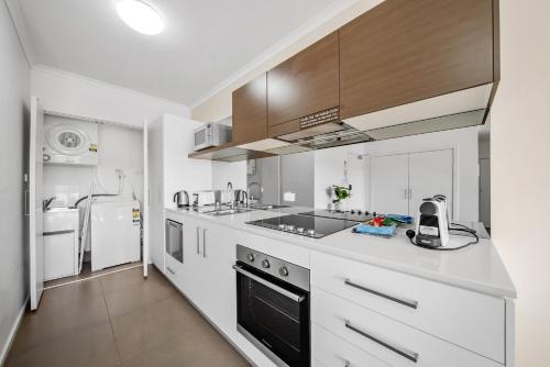 Η κουζίνα ή μικρή κουζίνα στο Bright 1-Bed Apartment with Balcony