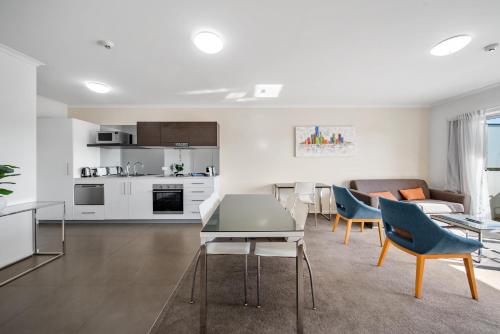 Η κουζίνα ή μικρή κουζίνα στο Bright 1-Bed Apartment with Balcony
