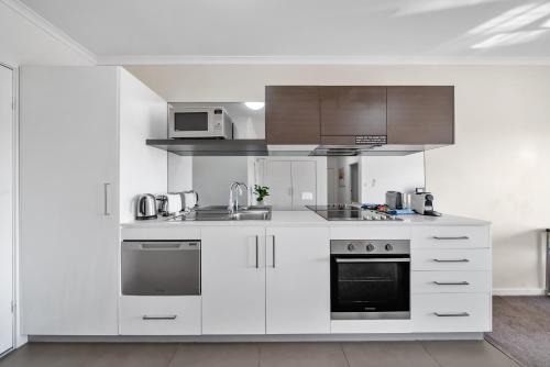 Η κουζίνα ή μικρή κουζίνα στο Bright 1-Bed Apartment with Balcony