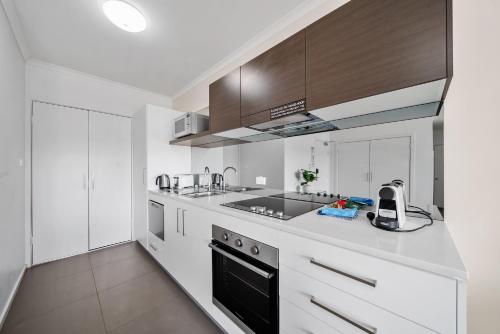 Η κουζίνα ή μικρή κουζίνα στο Bright 1-Bed Apartment with Balcony
