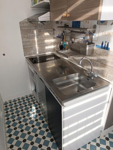 une cuisine avec un évier en acier inoxydable et un comptoir dans l'établissement STUDIO CALME PROCHE CENTRE BORDEAUX, à Bordeaux