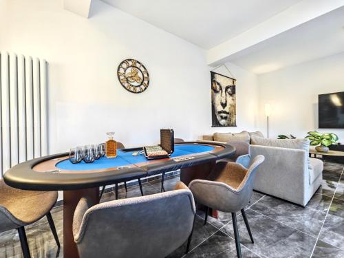a living room with a table and chairs at Designer Loft für bis zu 15, Whirlpool, Infrarotsauna, Billard, Pokertisch, 2 Bäder in Nürnberg