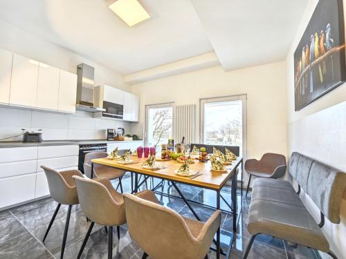a kitchen with a table and chairs in a room at Designer Loft für bis zu 15, Whirlpool, Infrarotsauna, Billard, Pokertisch, 2 Bäder in Nürnberg