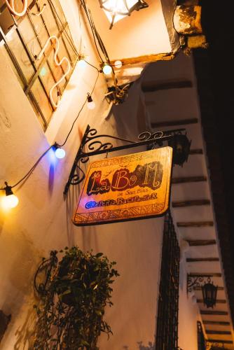 a sign hanging on the side of a building at Backpacker La Bo'M in Cusco