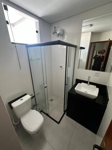 a bathroom with a shower and a toilet and a sink at Apto inteiro com 3 quartos, sendo 1 suite com ar condicionado cidade Nobre in Ipatinga