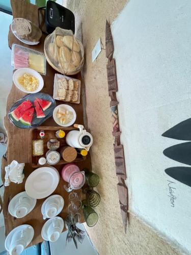 Pousada Flor de Biriba Trancoso في ترانكوسو: منظر علوي لطاولة عليها طعام