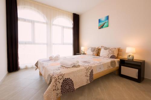 ソゾポルにあるSea Palace Sozopolのベッドルーム1室(ベッド1台、大きな窓付)