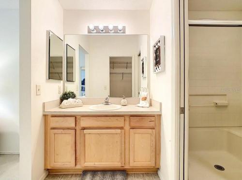 Ένα μπάνιο στο Cozy home, Right Next Door to Lake Sumter Square!